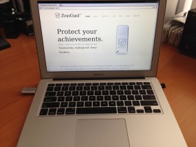 Zeusgard, avec adaptateur sans fil, sur un Macbook Air.