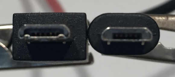 Bien qu'il soit difficile de faire la différence sous cet angle, le connecteur USB sur la gauche dispose d'un ensemble de six broches supplémentaires qui lui permettent de lire la vidéo HDMI et tout ce qui est affiché sur l'écran de l'utilisateur.  Les deux cordons rechargeront le même téléphone.