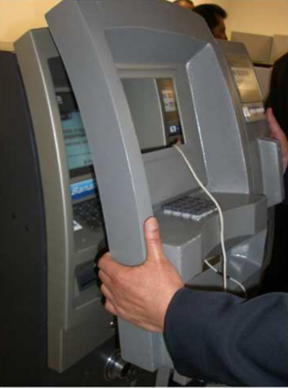 Ce faux fascia ATM comprend un skimmer de carte et un faux clavier PIN.  Source : EST
