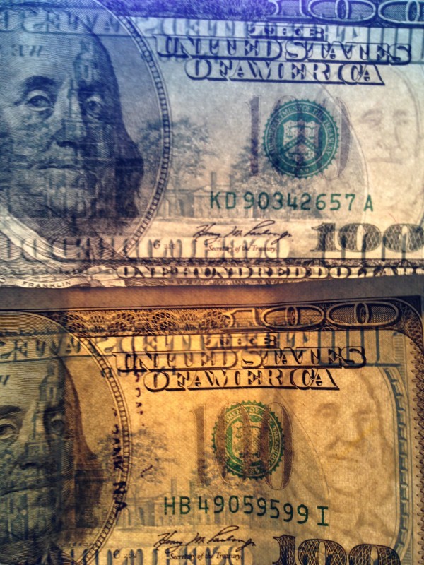 Le faux 100 $ (ci-dessus) a un Ben Franklin beaucoup moins défini en filigrane.